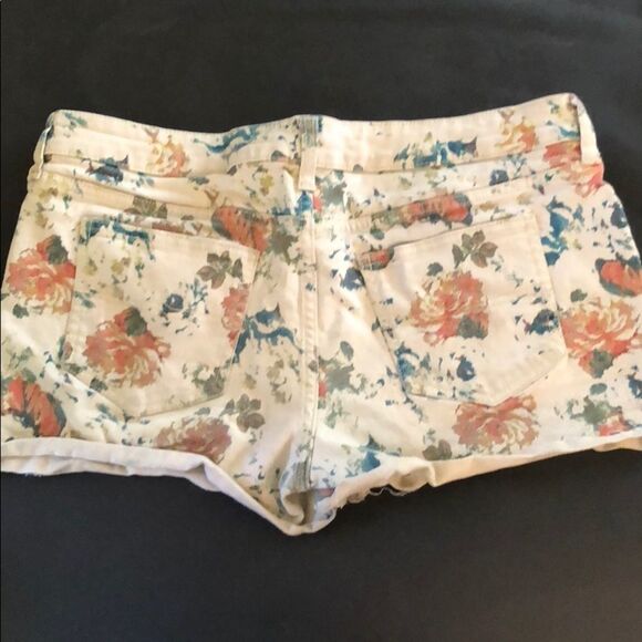Arizona Floral Shorts - Picture 3 of 6